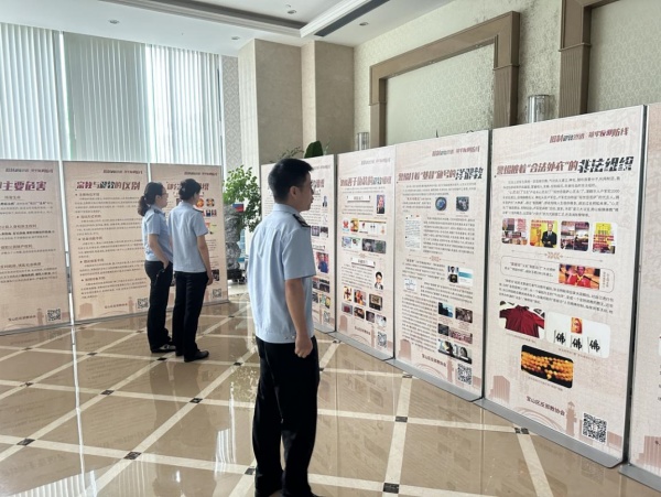 600上海宝山：反邪教主题巡展进机关 图片1_副本.jpg